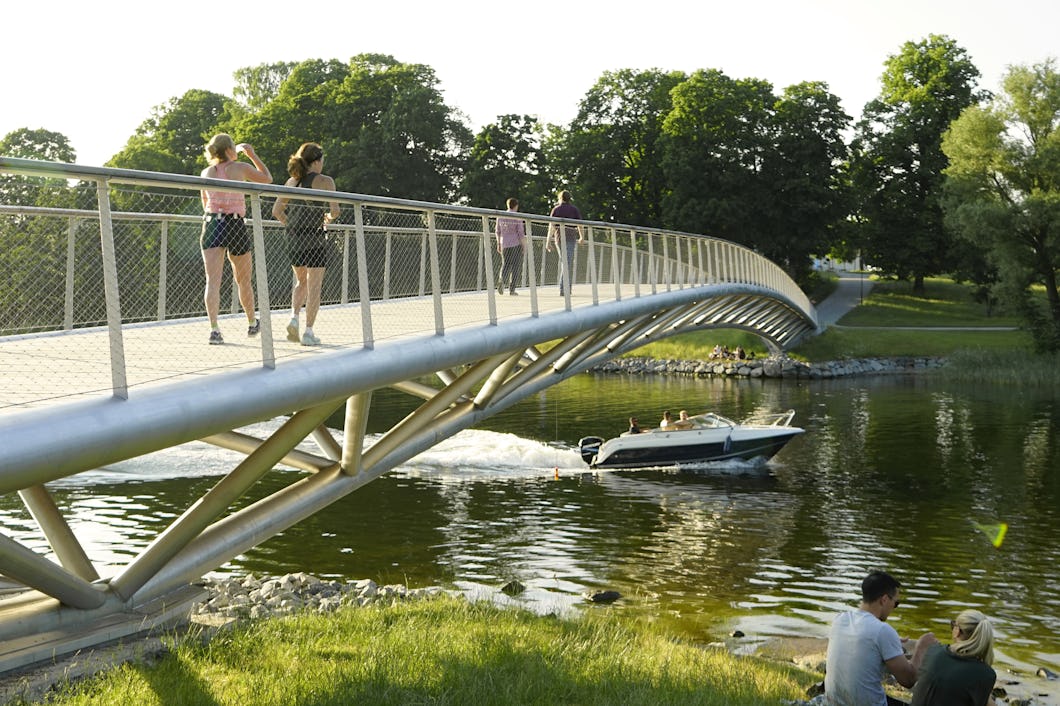En bro över en sjö med folk på.