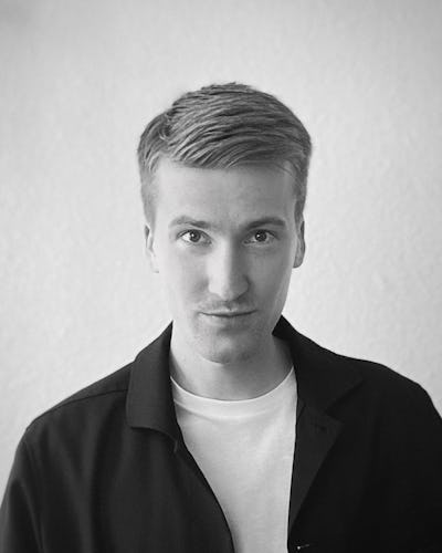 Ett svartvitt foto av en ung man.