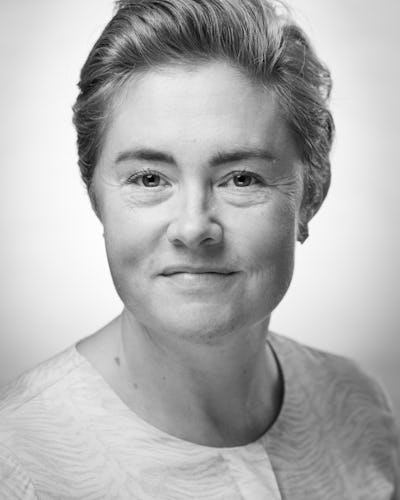 Ett svartvitt foto av en kvinna med kort hår.