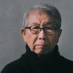 En äldre man med glasögon och en svart tröja.