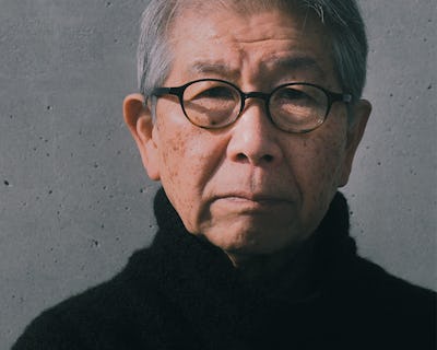 En äldre man med glasögon och en svart tröja.