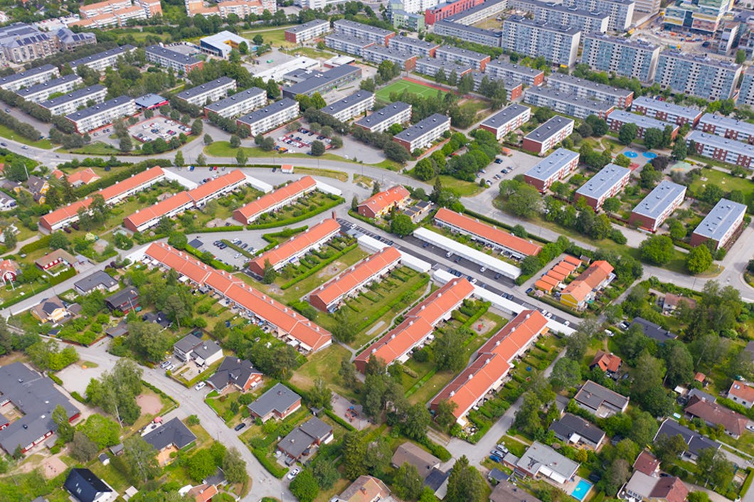 En flygbild över ett bostadsområde i sverige.