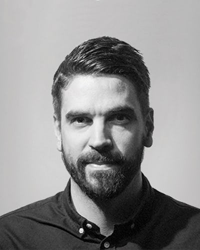 Ett svartvitt foto av en man med skägg.