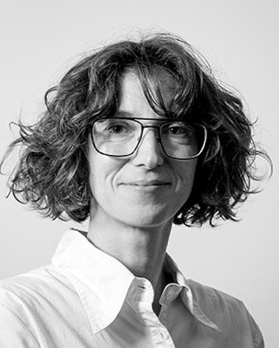Ett svartvitt foto av en kvinna som bär glasögon.