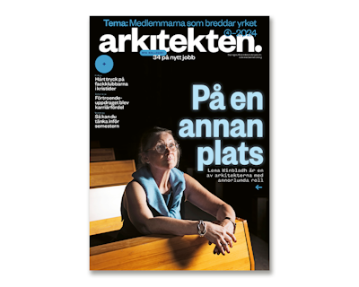Tidningsomslag med en kvinna i en blå tröja sitter vid ett bord under en spotlight. På tidningen står titeln "arkitekten" med rubriken "På en annan plats".