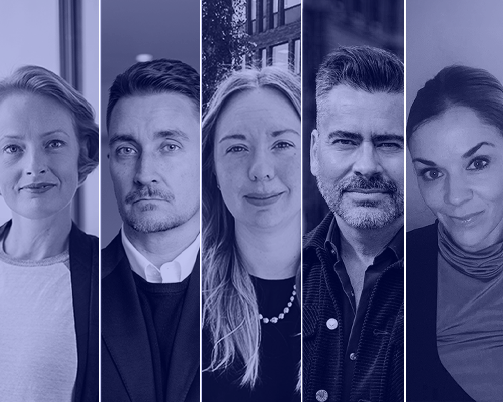 En delad bild med fem personer i formella kläder, var och en i separata vertikala paneler med ett blått färgfilter.