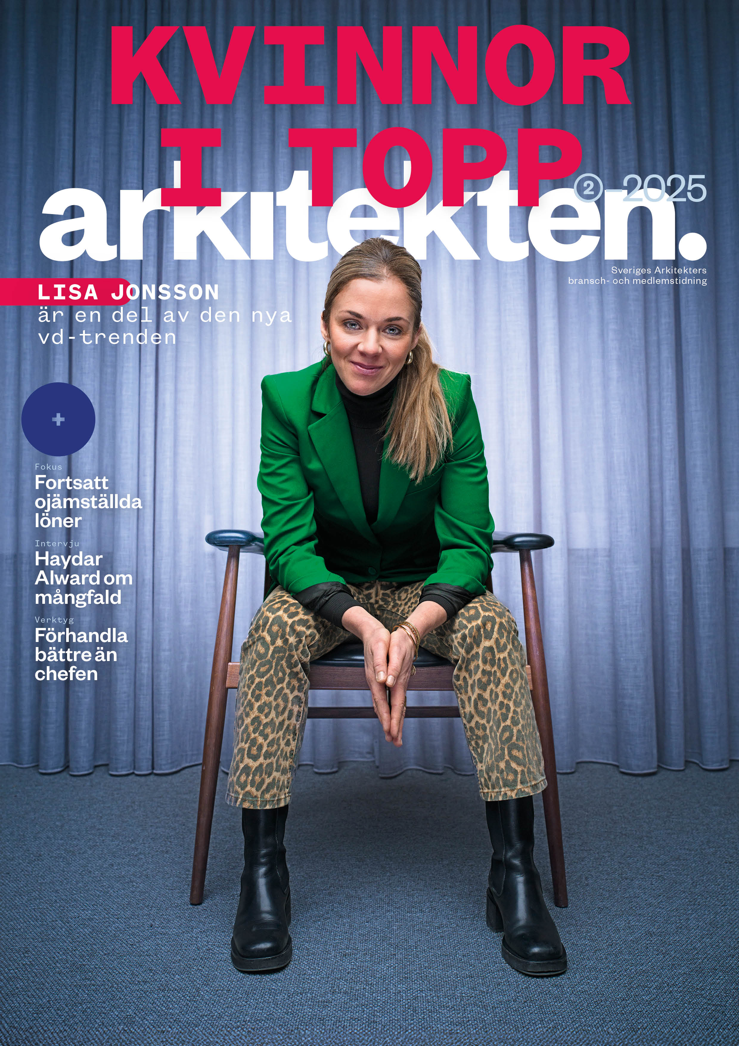 En kvinna iklädd en grön kavaj och leopardmönstrade byxor sitter på en stol framför ett blått tyg som bakgrund. Tidningens omslag har rubriken om kvinnor i ledande positioner inom arkitektur.