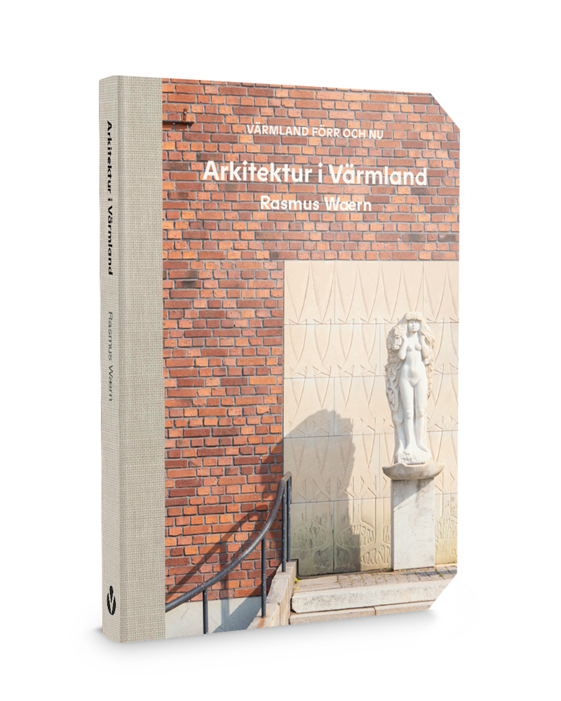 Boken "Arkitektur i Värmland" av Rasmus Wærn har en framsida med en tegelvägg, en skulptur och en trappa.