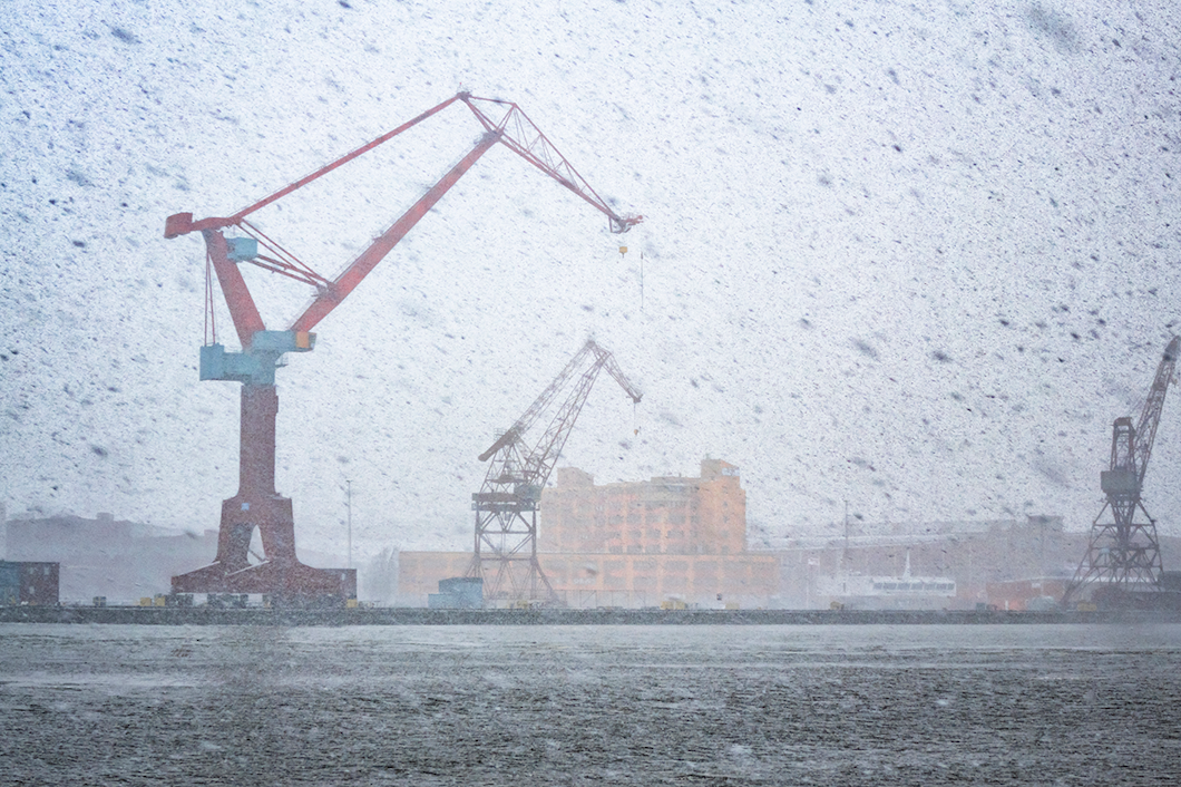 Kranar i en hamn.