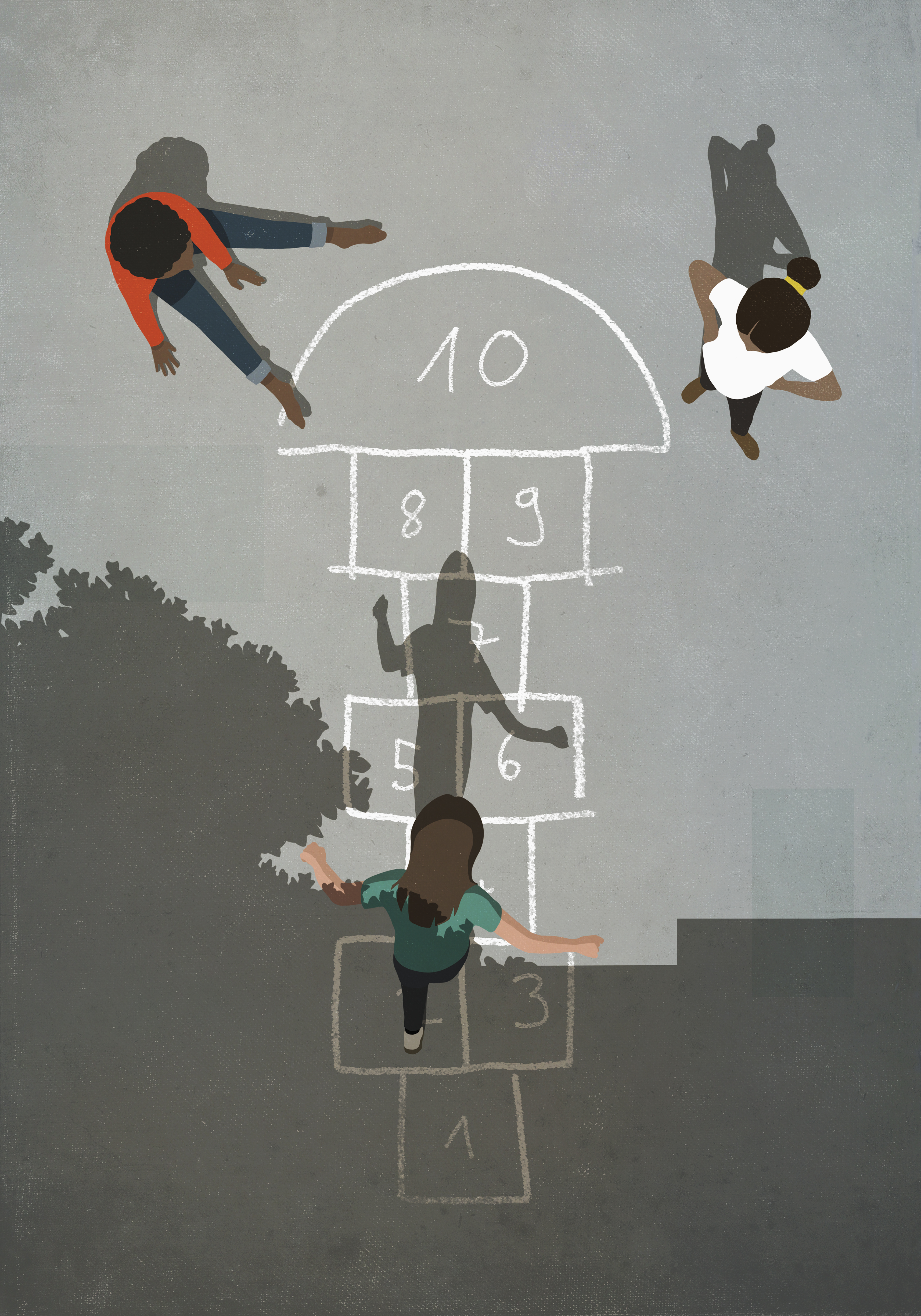 Tre barn leker hoppa hage på en kritad bana utomhus. Bilden är tagen ovanifrån. Två barn tittar på och ett barn hoppar.