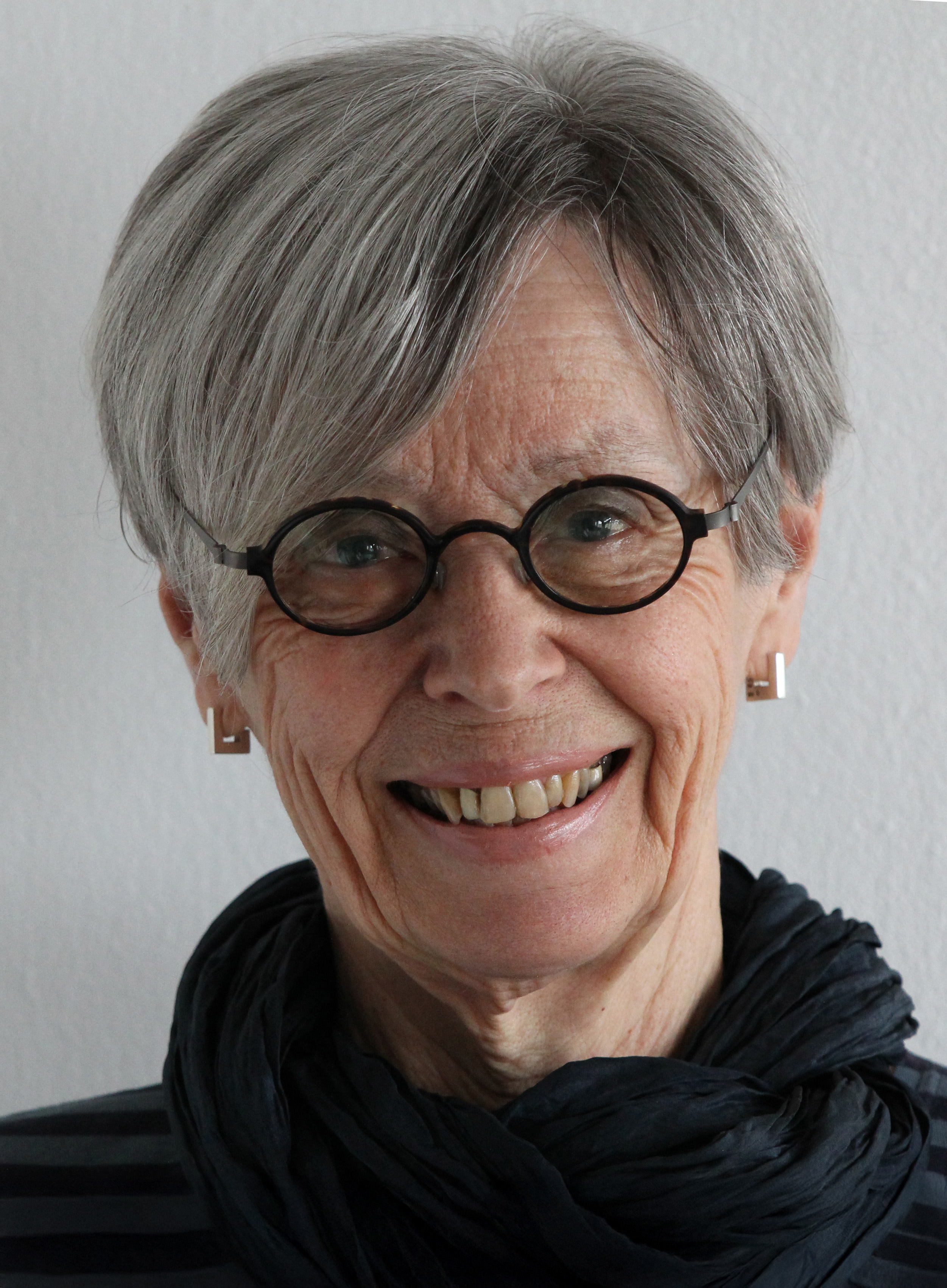 En kvinna ler mot kameran.