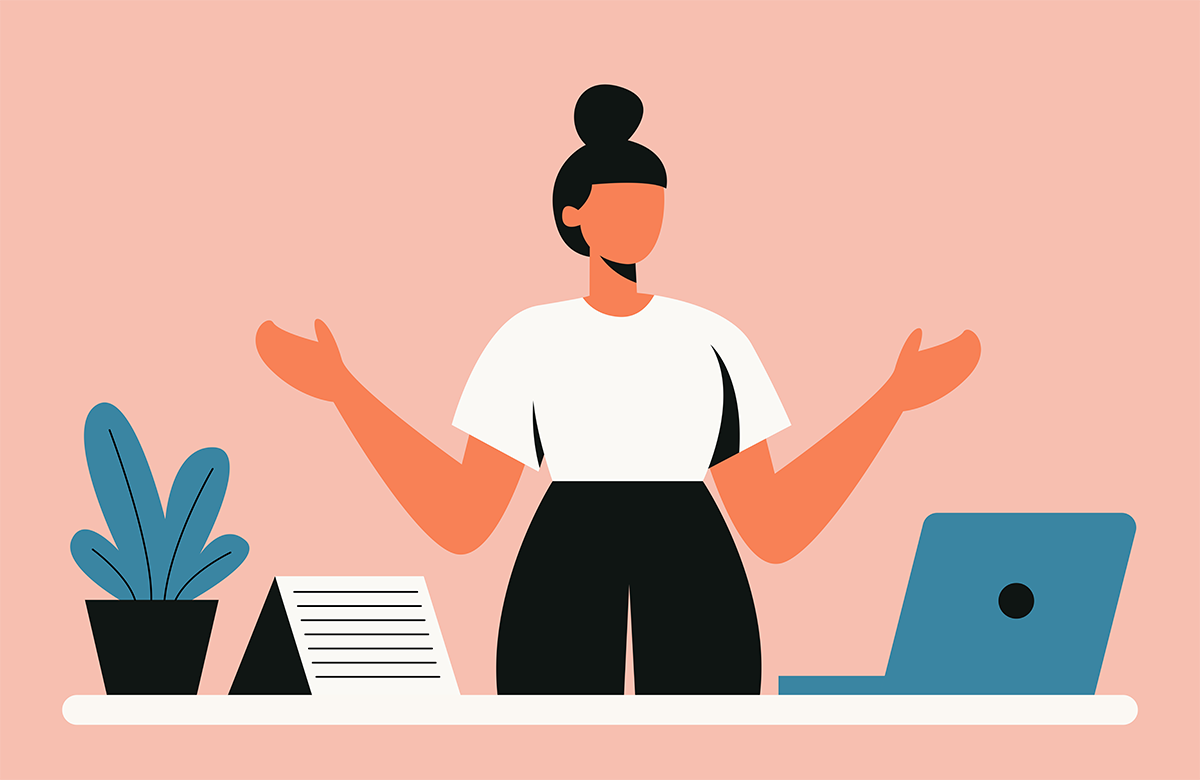 En kvinna står bakom ett skrivbord med en bärbar dator, en växt, papper och en namnskylt och gestikulerar med båda händerna.