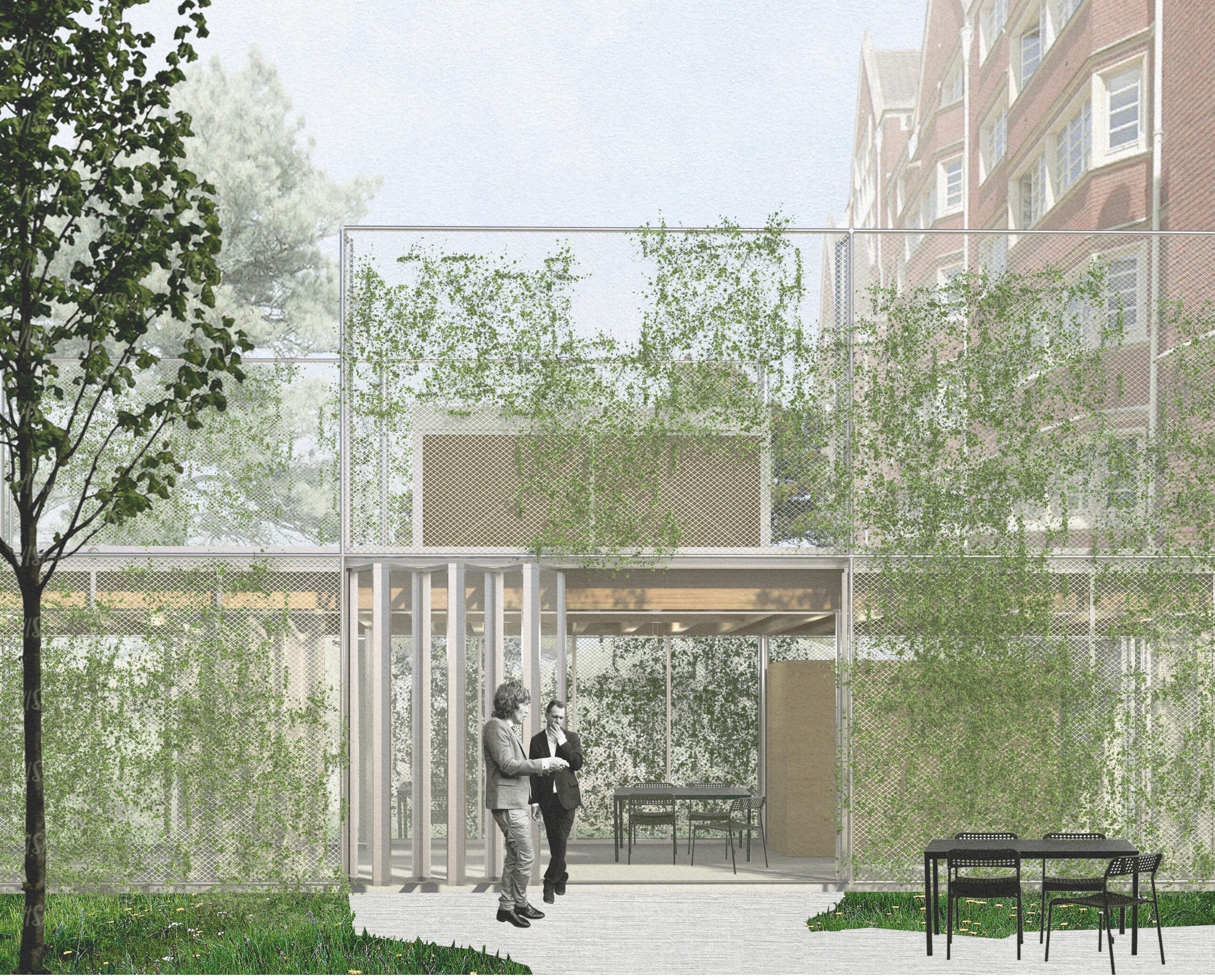 Två personer går utanför en byggnad med nätfasad täckt av växter; ett bord och stolar står till höger utomhus.