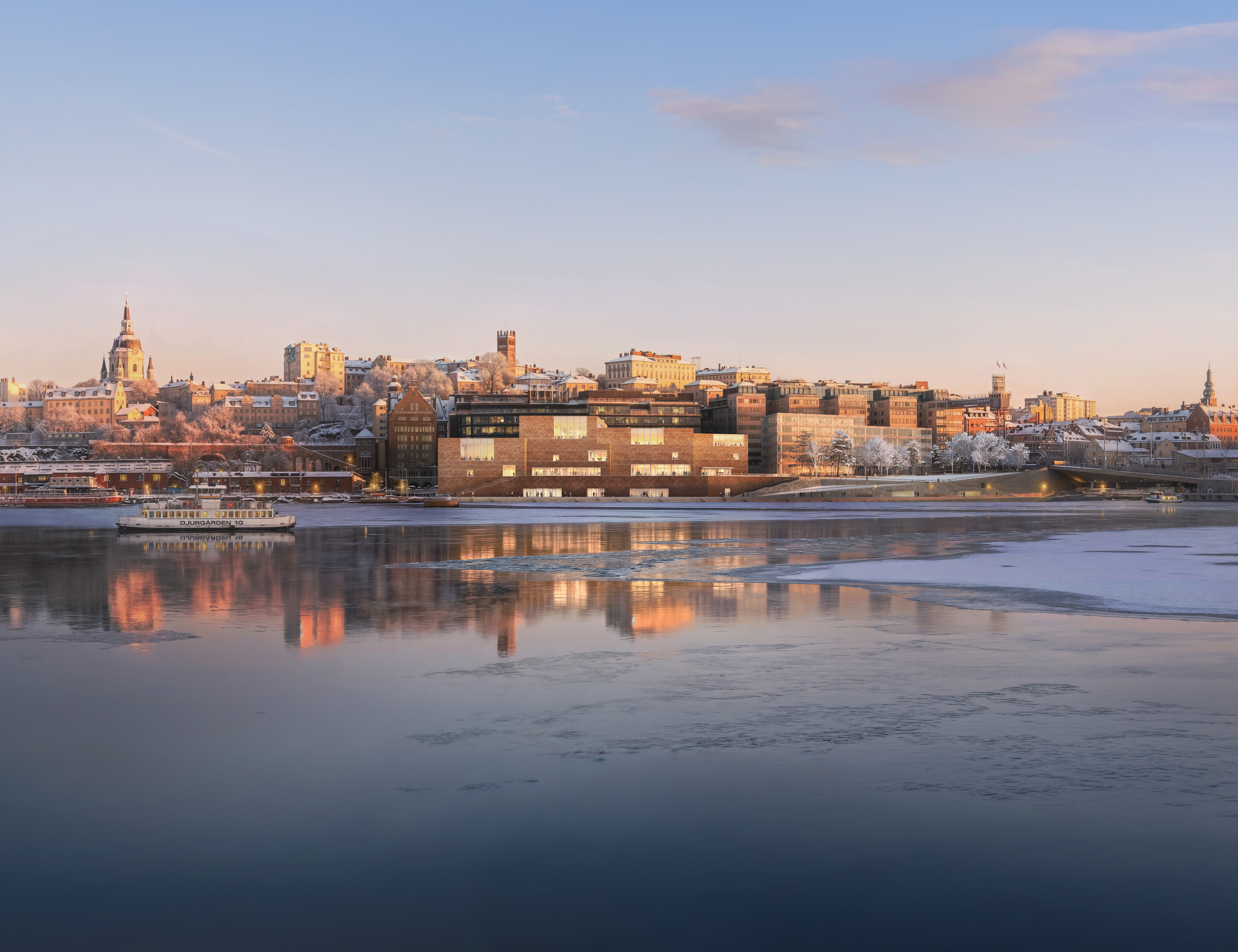 En stad vid en flod med både nya och gamla byggnader speglas i det delvis frusna vattnet, en båt ligger vid stranden.