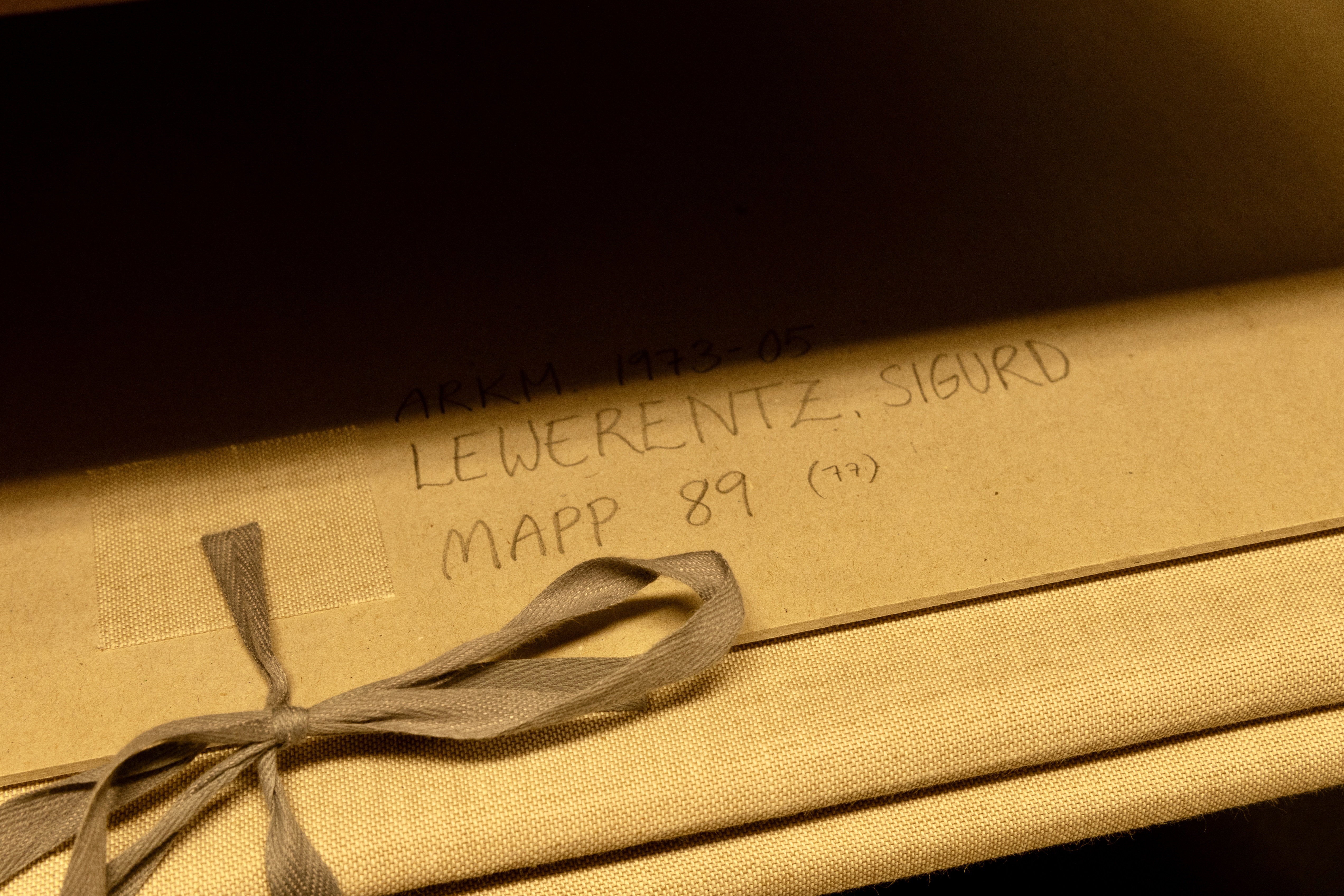 En arkivmapp med etikett och ett knutet band, märkt "LEWERENTZ. SIGURD MAPP 89" samt "ARKM 1973-05" i handskrift.