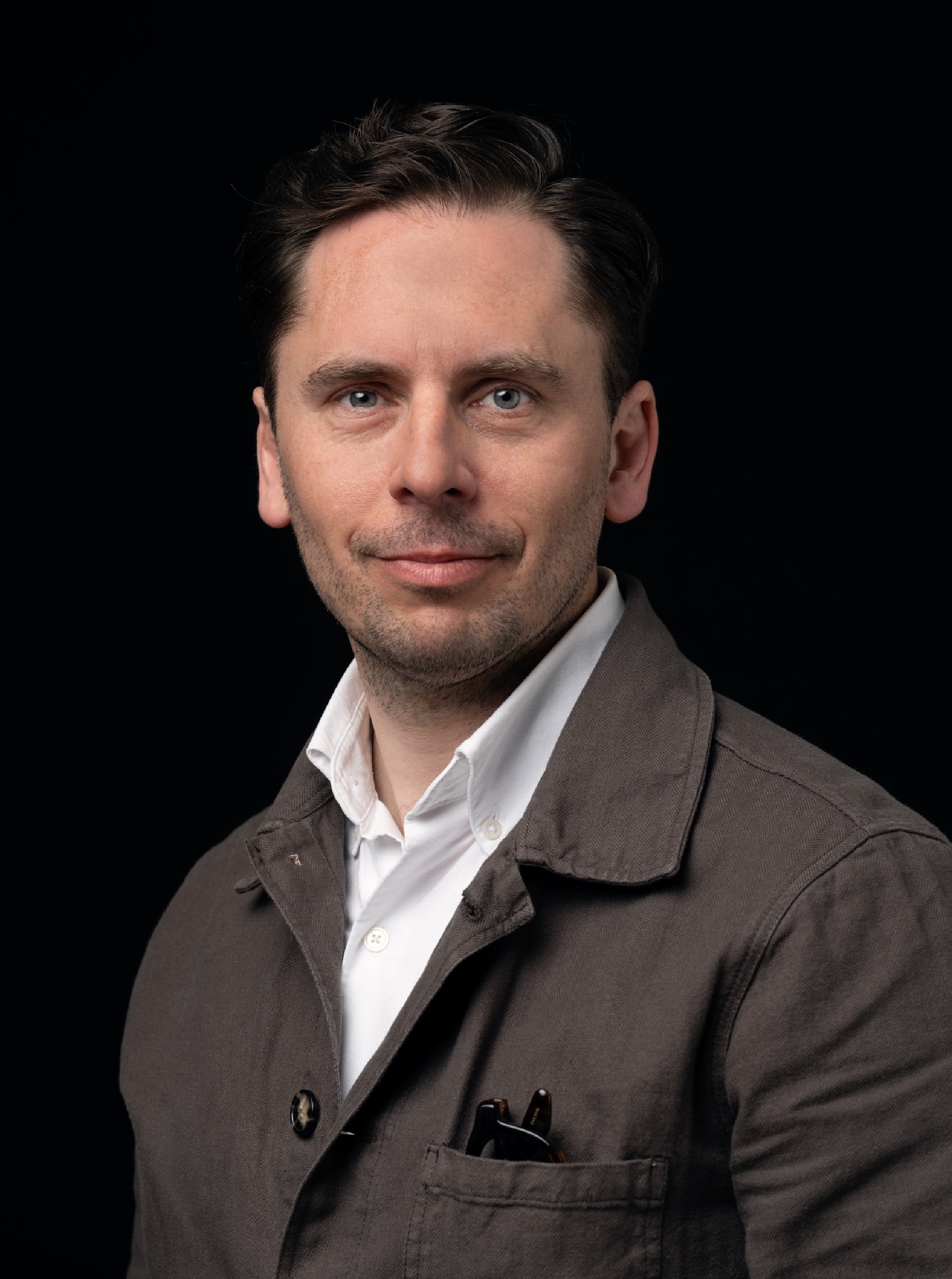 En man med en brun jacka.