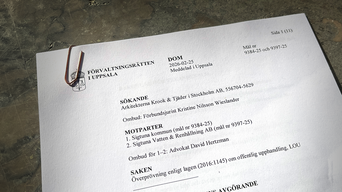Ett dokument med titeln "DOM" från Förvaltningsrätten i Uppsala ligger på ett skrivbord med en pärla i det övre vänstra hörnet.