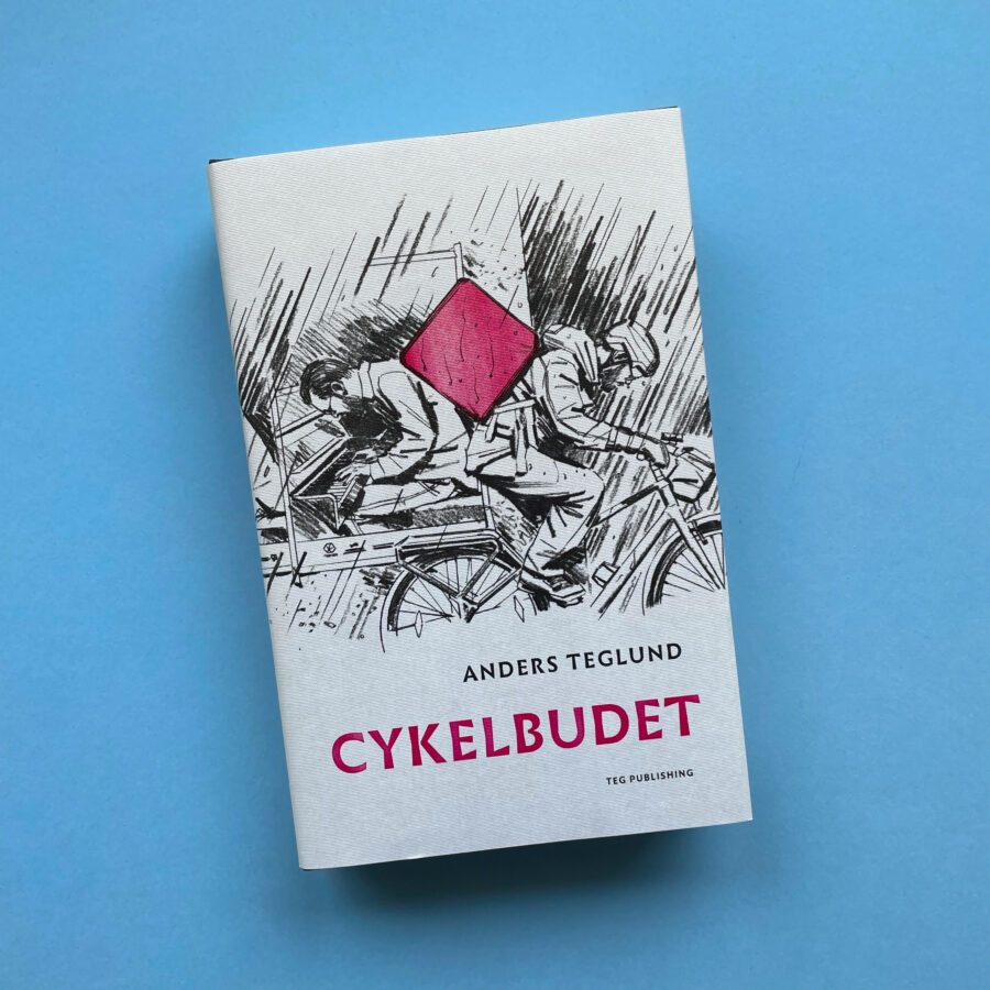 En bok med titeln "Cykelbudet" av Anders Teglund ligger på en blå yta. Omslaget visar två cyklister och en röd romb.