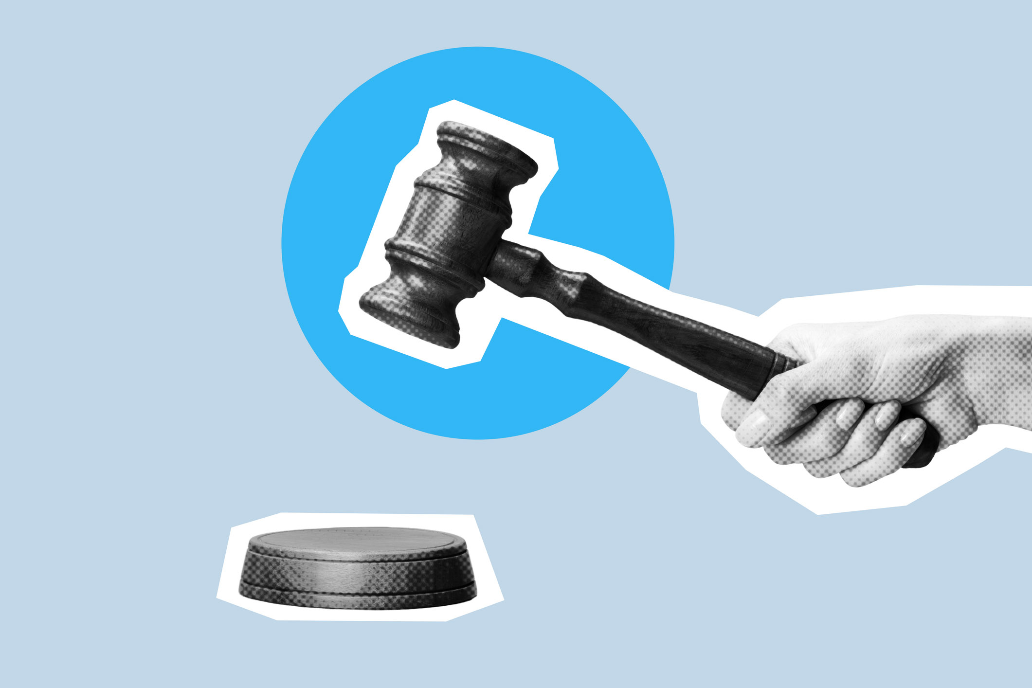 En hand håller i en klubba och ska slå på ett klubbblock, med en blå cirkel i bakgrunden på en ljusblå yta.