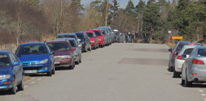 Det brukar räcka med en handfull parkeringsplatser vid Lövsta. Så var inte fallet söndagen den 28 april 2013. Foto: Johan Karlsson