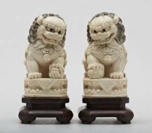 Föremål från Uppsala Auktionskammares katalog. Beskrivning: "Tempelväktarlejon, Möjligen Kina, 1800/1900-tal, elfenben. Obetydligt slitage. I övrigt troligen gott skick".