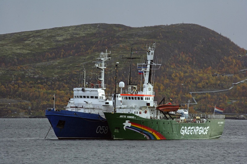 Greenpeace-skeppet Arctic Sunrise bogseras till Murmansk hamn av Rysslands kustbevakning. Foto: Greenpeace