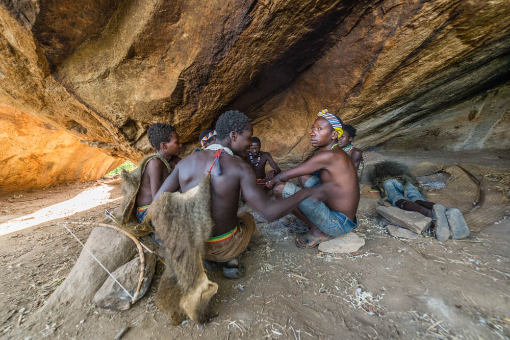 Februari 2013, Tanzania nära Lake Eyasi. Hadzafolket är en av de sista etniska folkgrupperna på jorden som enbart lever som jägare och samlare. Här har de just kommit hem från nattens jakt och en av dom har redan somnat