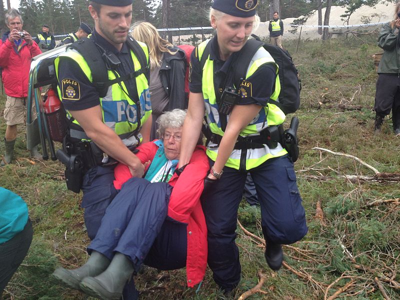 Polisinsats mot protesterna i Ojnareskogen. Foto: Salomon Abresparr via Wikimedia
