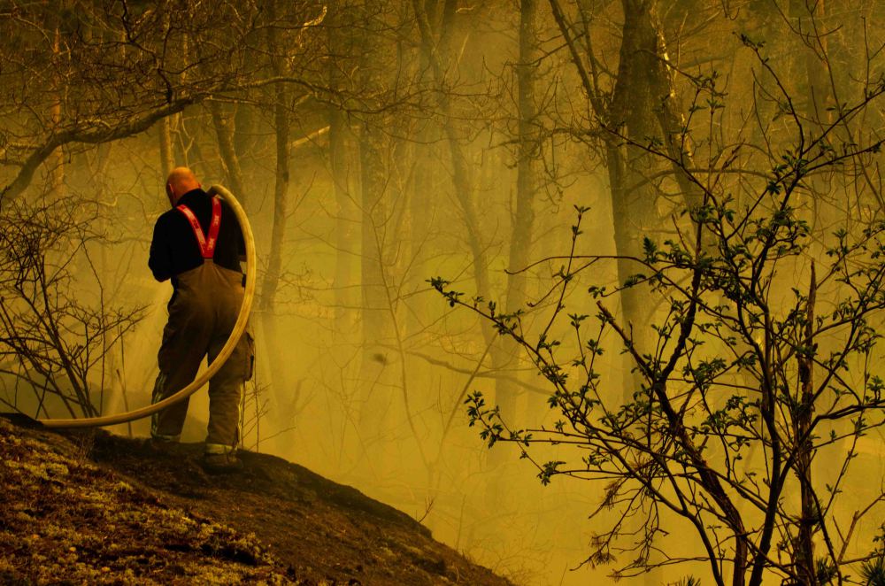 Brandman som släcker en skogsbrand. Foto: Maths Nilsson