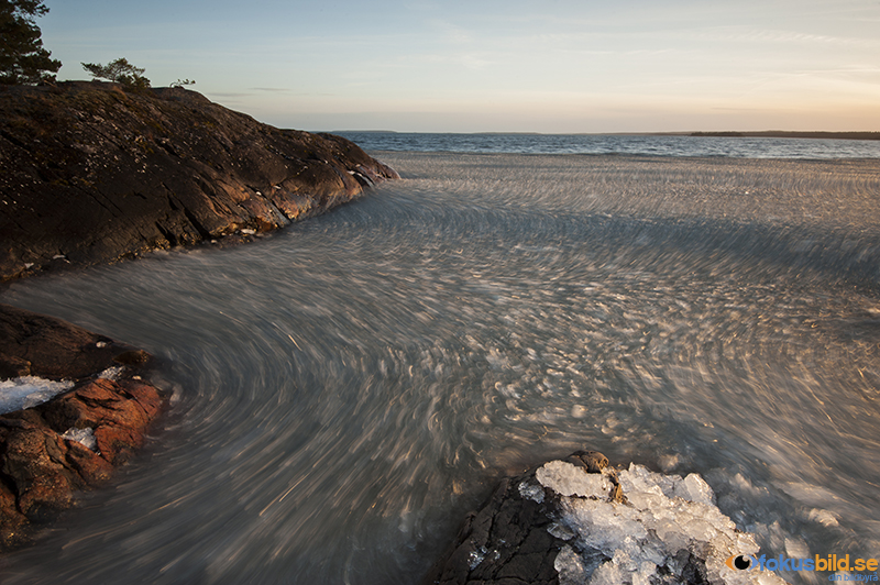 Isen rör sig i Vätterns kraftiga vågor. Foto: Robin Eriksson