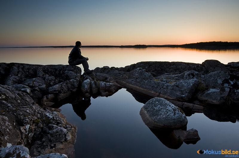 En man som ser ut över solnegången. Foto: Robin Eriksson