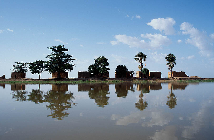 Lerhyddor i Nigerdeltat. Foto: Jialiang Gao via Wikimedia http://sv.wikipedia.org/wiki/Niger_%28flod%29#mediaviewer/File:Niger_River_Center_Island.jpg