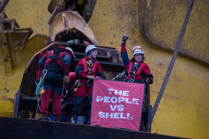 Greenpeace-aktivisterna tar sig ombord på oljeriggen. Foto: Vincenzo Floramo Greenpeace 