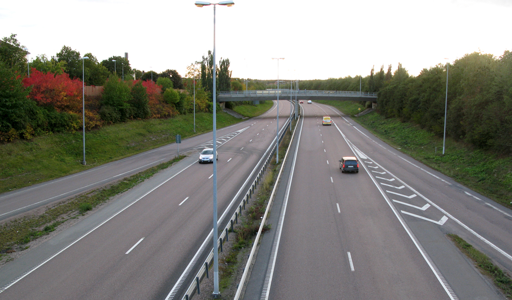 Riksväg 55. Foto: JonasB - Eget arbete. Licensierad under CC BY 3.0 via Wikimedia Commons - https://commons.wikimedia.org/wiki/File:Riksvag_55_Barbyleden_Uppsala.jpg#/media/File:Riksvag_55_Barbyleden_Uppsala.jpg
