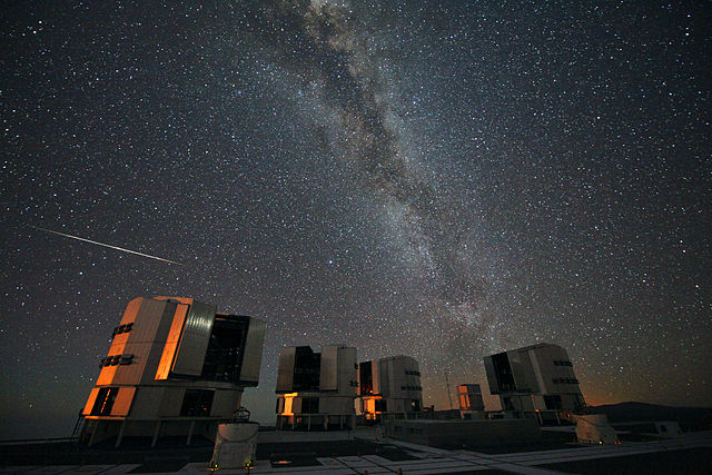 Meteorregn. Foto: ESO/S Guisard - http://www.eso.org/public/images/potw1033a/. Licensierad under CC BY 4.0 via Wikimedia Commons - https://commons.wikimedia.org/wiki/File:The_2010_Perseids_over_the_VLT.jpg#/media/File:The_2010_Perseids_over_the_VLT.jpg