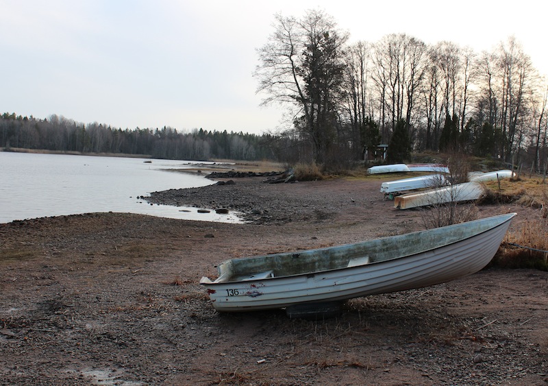 Båtar som brukar ligga i vattnet. Foto: Tino Åberg