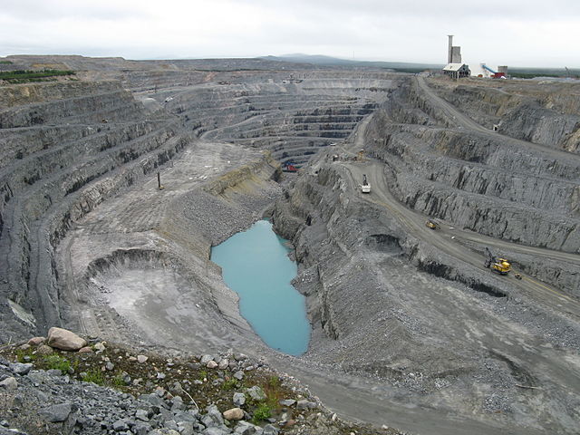 Gruvdrift i Aitiks koppargruva. Foto: TZorn. Licensierad under CC BY-SA 3.0 via Wikimedia Commons - https://commons.wikimedia.org/wiki/File:Aitik_coppar_mine_1.JPG#/media/File:Aitik_coppar_mine_1.JPG