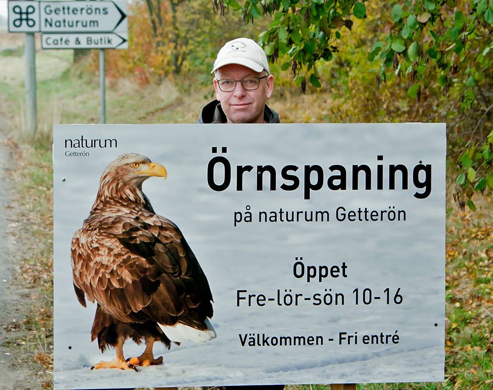 Mikael Nord vid en av två nya informationsskyltar till naturum Getterön. Foto: Privat