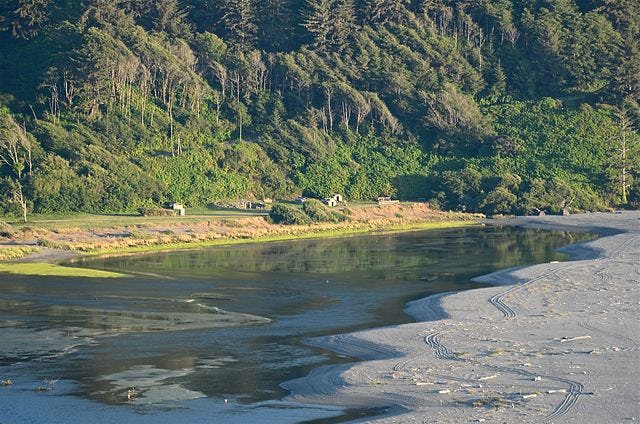 Klamath-floden. Foto: Linda Tanner - Flickr: Klamath River Estuary, CC BY 2.0