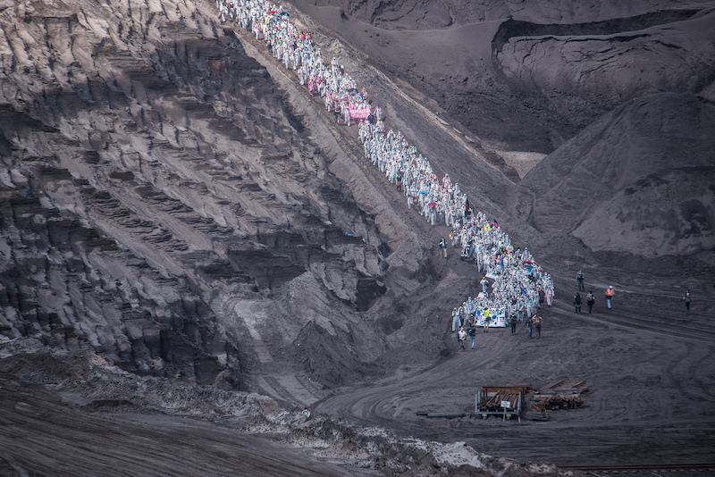 Protestmarschen fortsätter mot gruvområdet. Foto: Ruben Neugebauer via Flickr https://m.flickr.com/photos/breakfree2016/