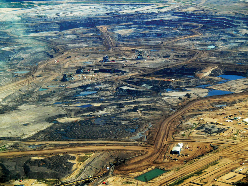 Oljesandsutvinning i Alberta. Foto: Howl Arts Collective - Flickr: tar sands, Alberta, CC BY 2.0, https://commons.wikimedia.org/w/index.php?curid=33395825