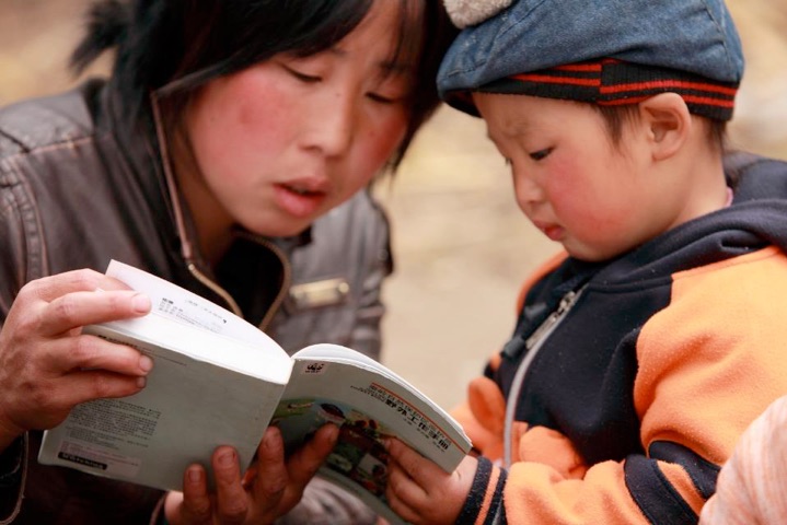 Att utbilda och informera barn och lokalbefolkningen är en viktig del i arbetet. Foto: WWF Kina