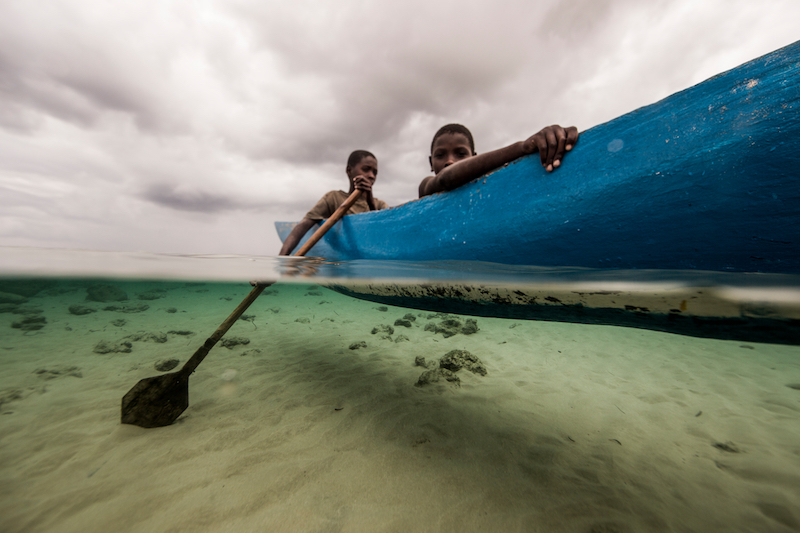 Pojkar i en båt i Mocambique. Foto: WWF