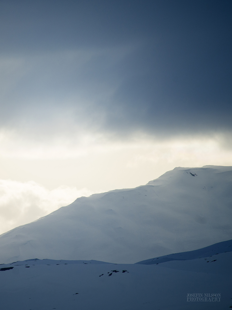 Det är slutet av april och snön har långsamt börjat smälta. Vid norska Hattfjelldalen uppstår ett ögonblicks mirakel. Solen bryter genom molnen. Det är så vackert så att jag blir mållös. Foto: Josefin Nilsson