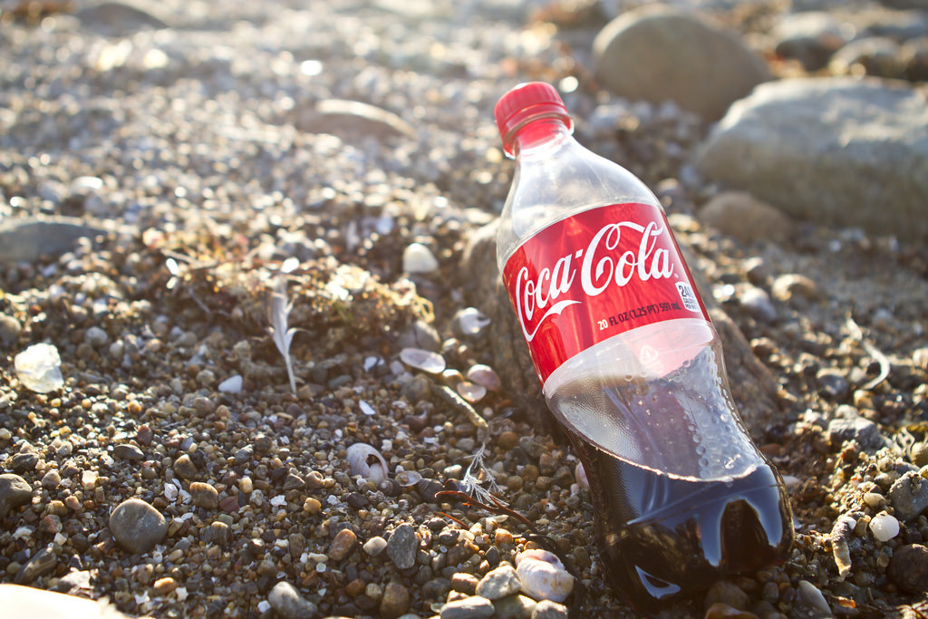 Slängd Coca Cola-plastflaska. Foto: FromSandToGlass via Flickr https://www.flickr.com/photos/ericabreetoe/