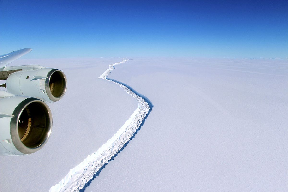 Sprickan som allt snabbare skiljer det stora isberget från resten av Antarktis. Foto: NASA (John Sonntag) - http://earthobservatory.nasa.gov/IOTD/view.php?id=89257, Public Domain, https://commons.wikimedia.org/w/index.php?curid=54131242