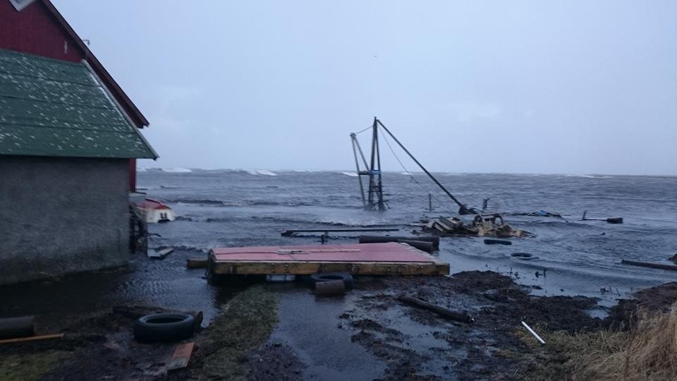 Gårdby hamn har drabbats av högvattnet. Foto: Helena Lager