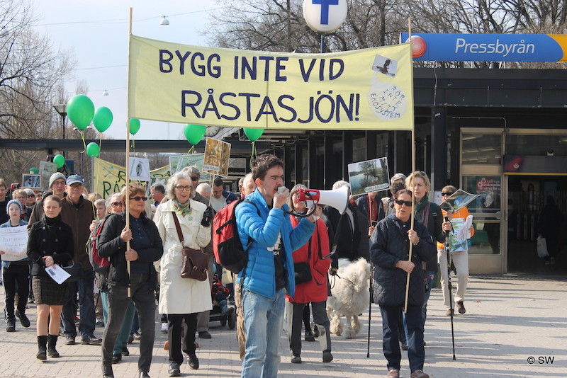 "Jag talar för Fältbiologerna på Nätverket Rädda Råstasjöns demonstration mot exploateringen vid Råstasjön 2014." Foto: Fältbiologerna