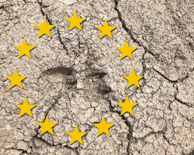 EU-flaggan ses på en spricka i marken.