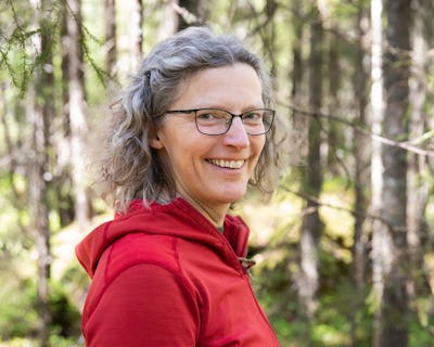 Anne Sverdrup-Thygeson i en skog.